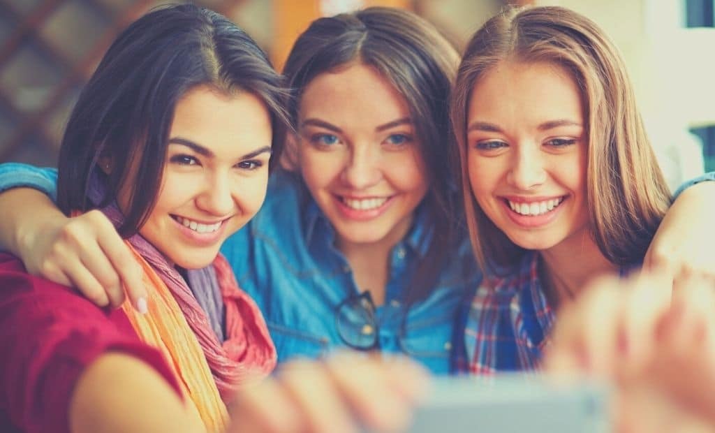 13 Best Apps for Making New Friends in 2022 - Happier Human