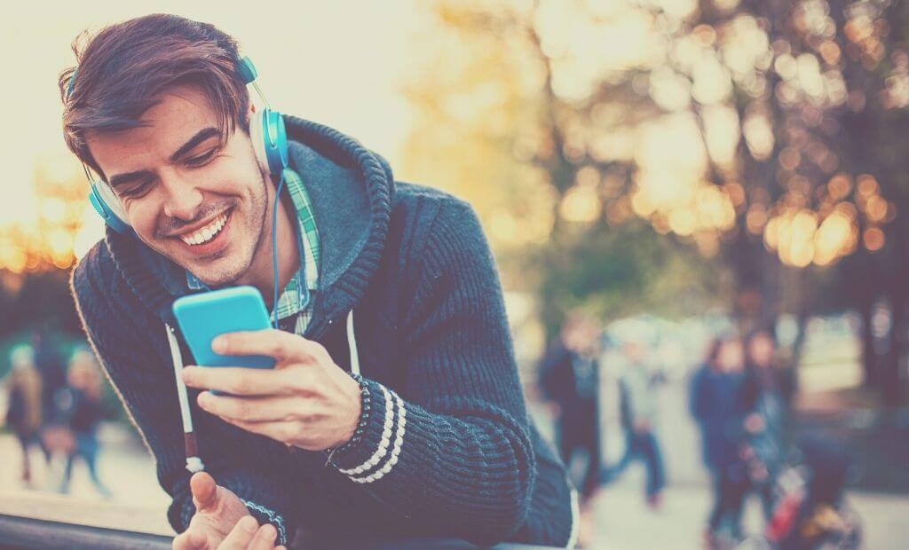 How to Make a Girl Like You Over Text [with 13 Examples]
